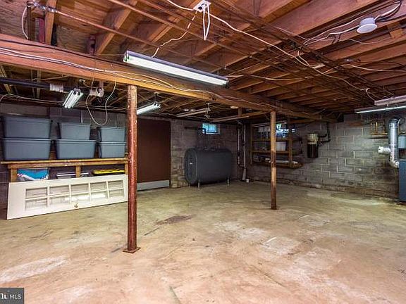 2nd image of 1015 Liberty Ln
