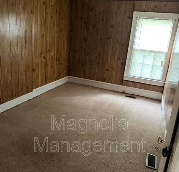 1316 S Chestnut St — Photo 5