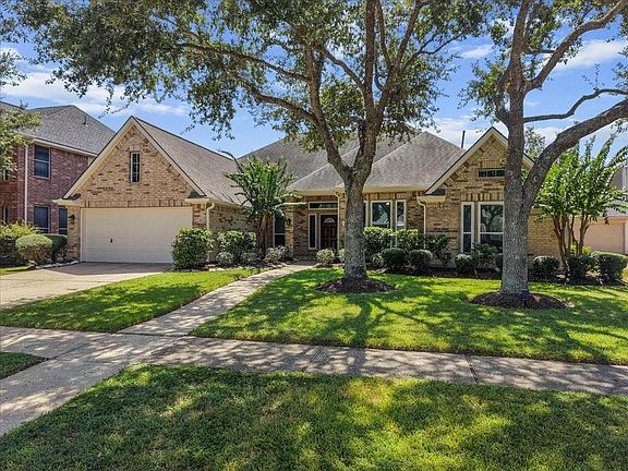 4th image of 913 Elm Pointe
