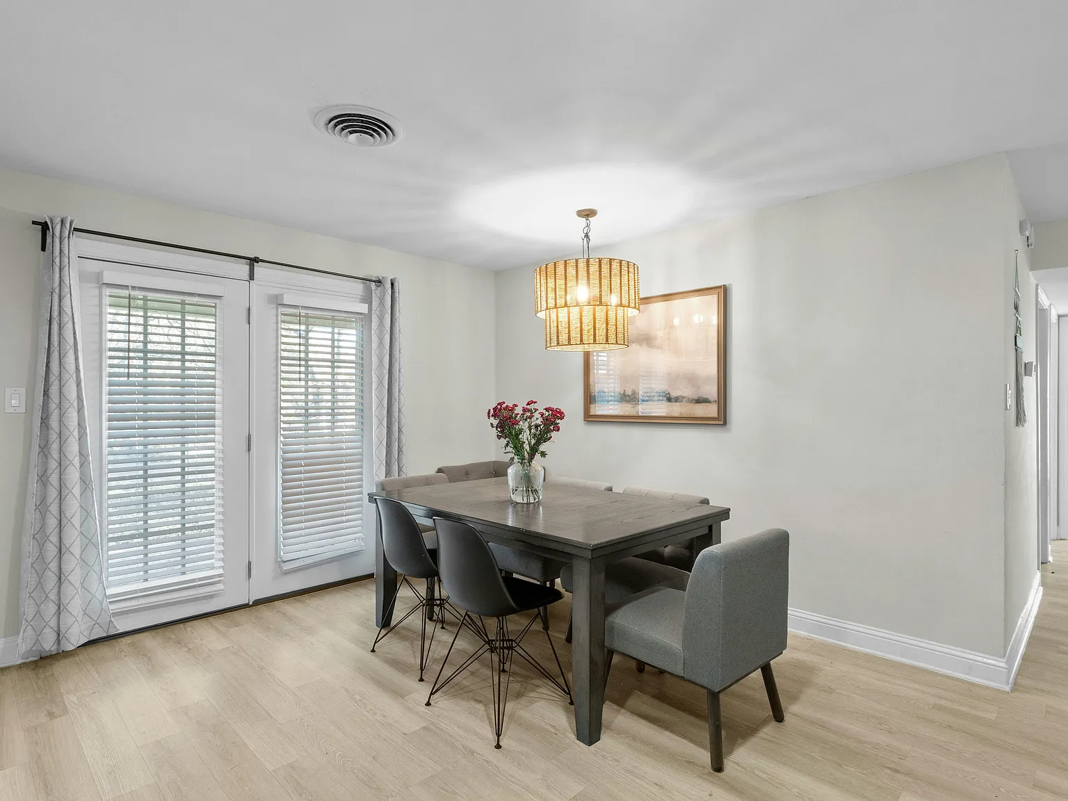 6 bed, 2094 sqft, $4,350 — Photo 3
