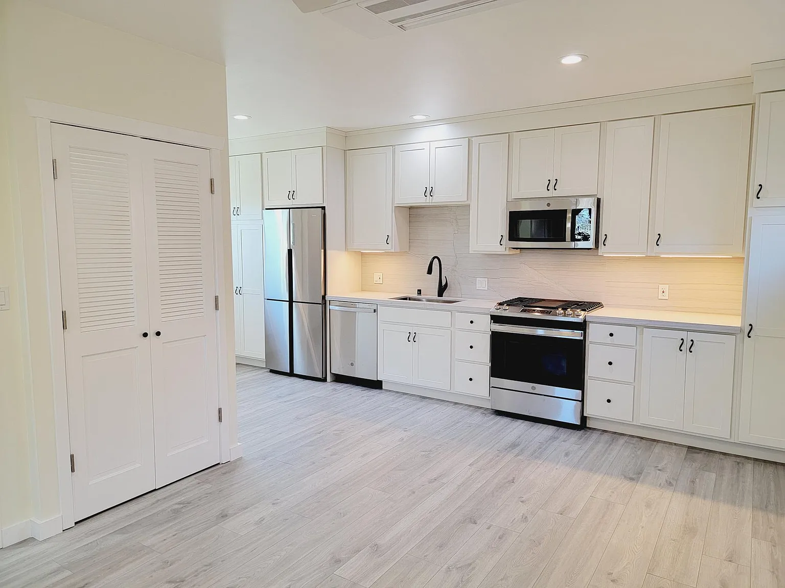 1081 Norton St photo 1