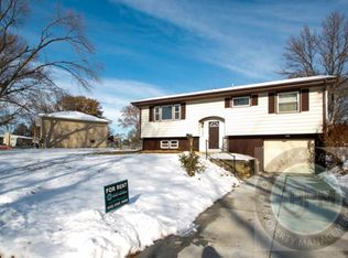 7207 Pine Dr, La Vista, NE 68128