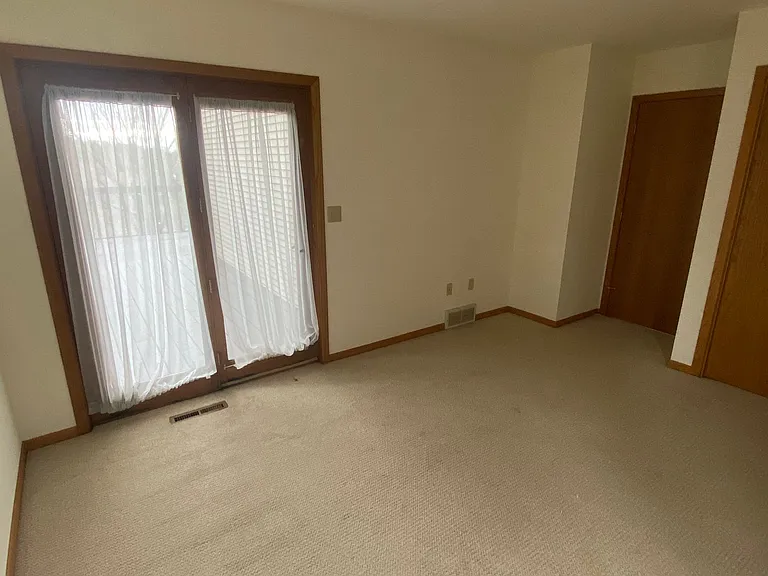 914 Chicago Ave — Photo 9