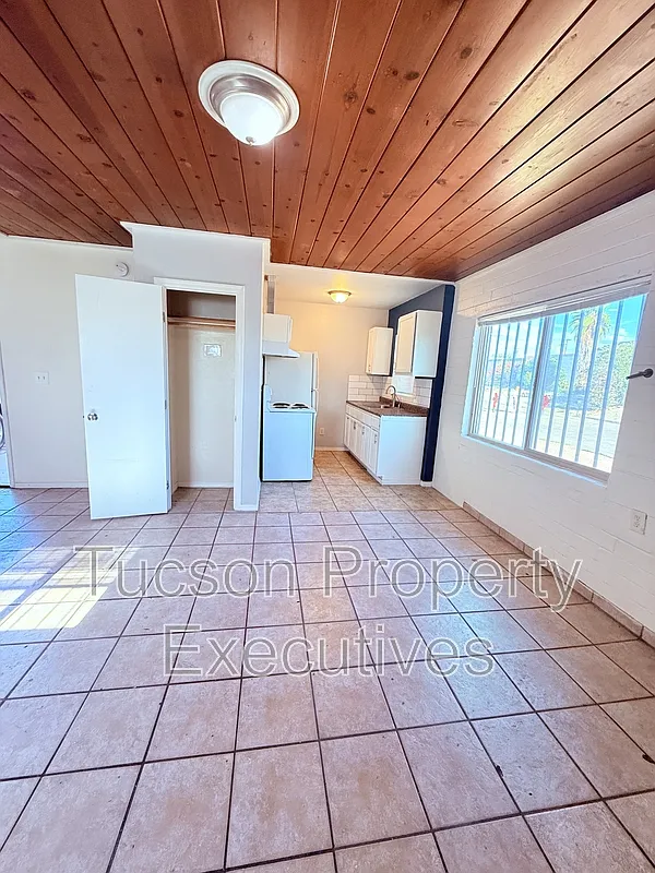 232 W Flores St — Photo 1