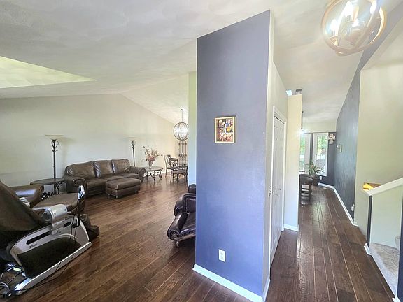 3rd image of 702 Meadow Crossing Trl