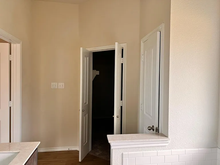 324 Greenhaven Dr — Photo 3