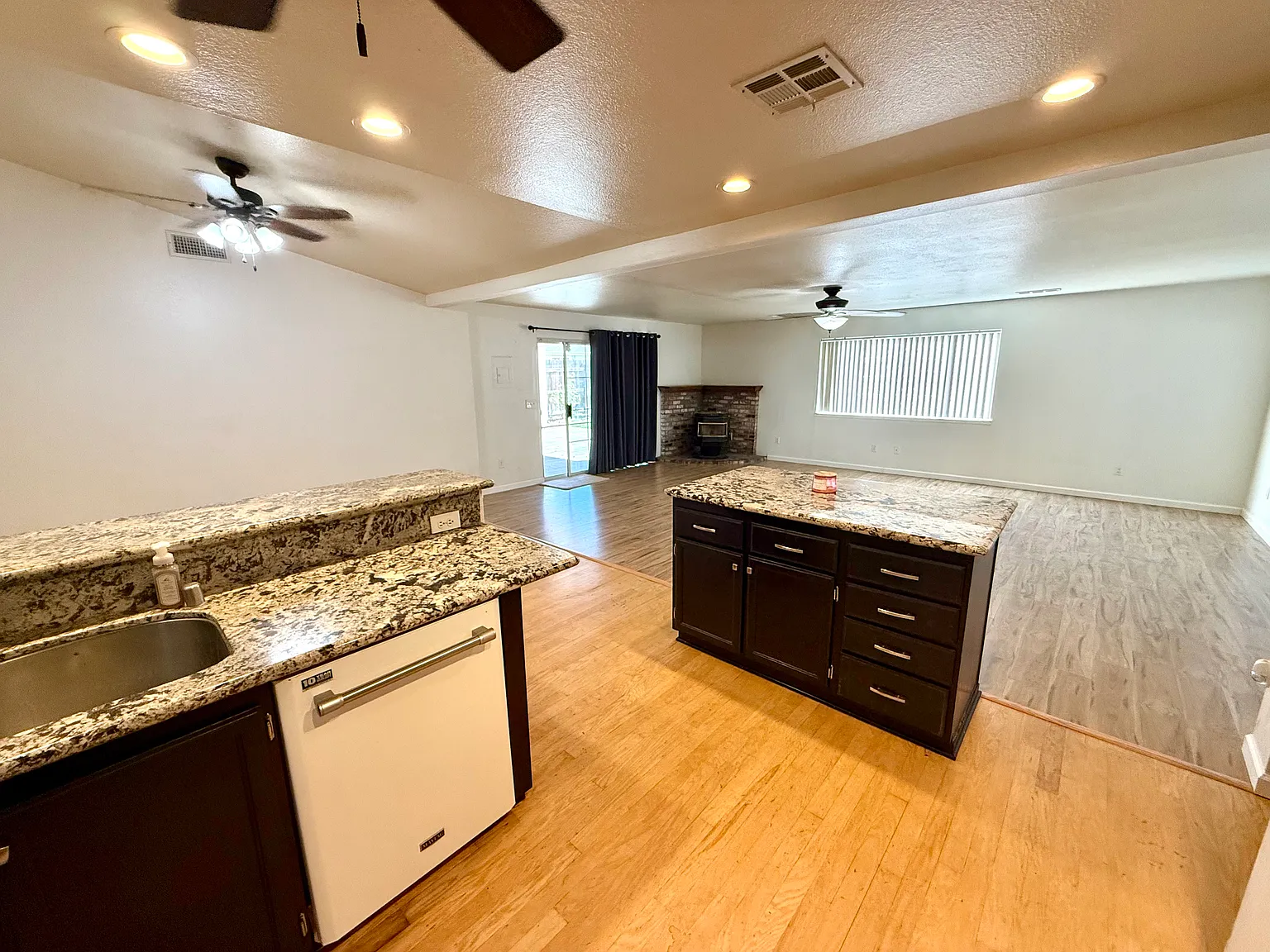 4 bed, 1922 sqft, $2,900 — Photo 3
