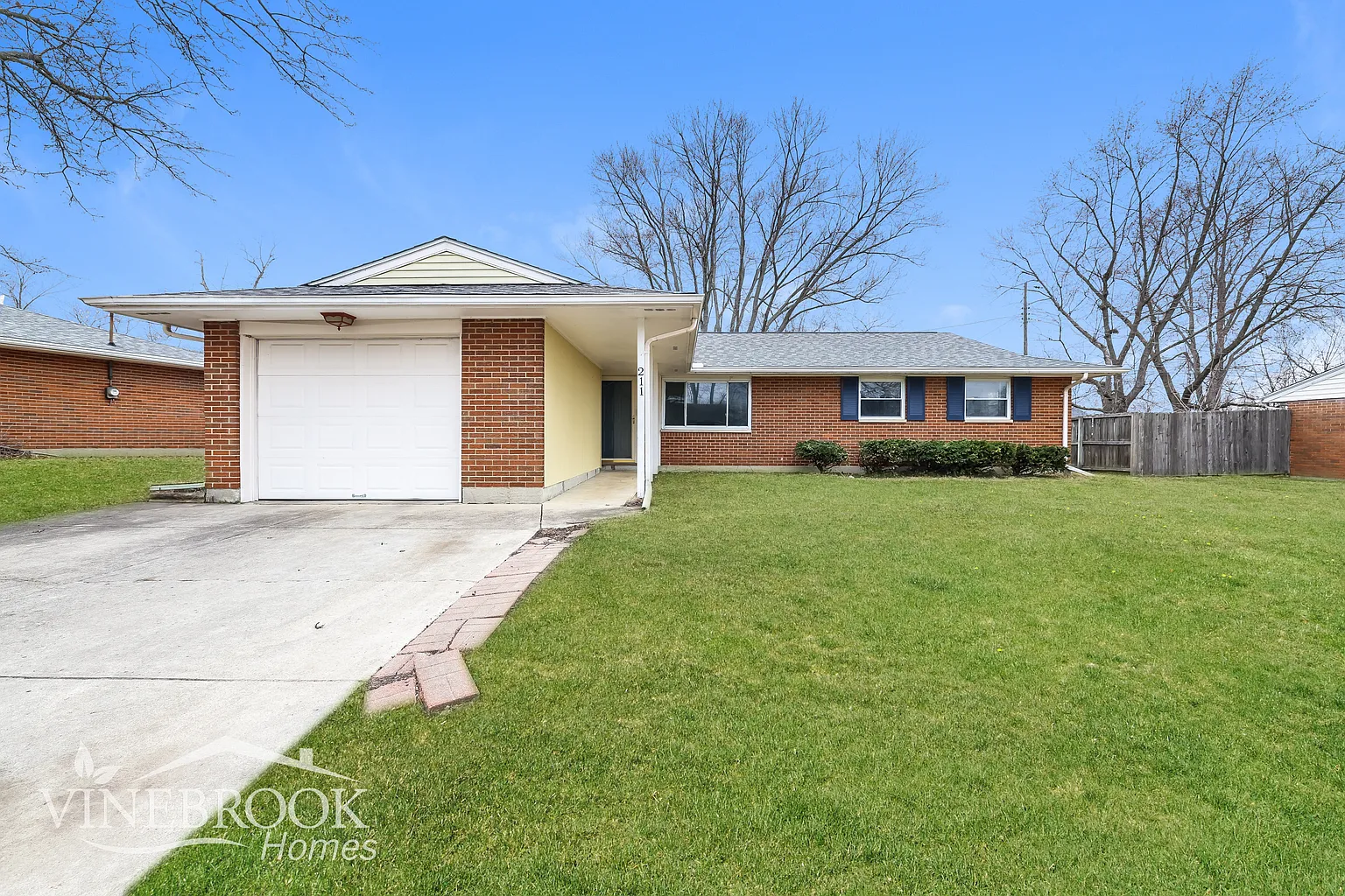 211 Silverstone Dr photo 1
