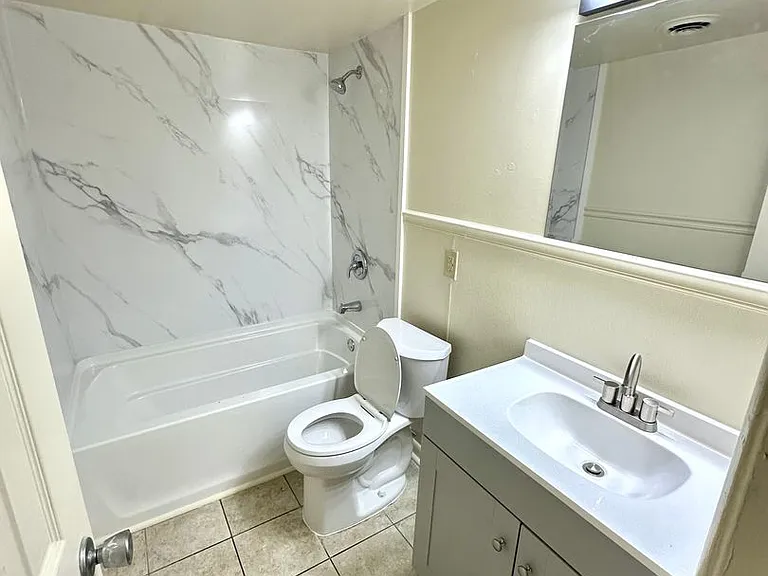 University Pointe Apartments — Photo 13