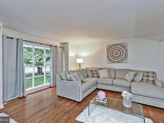 2nd image of 1642 Woodcrest Dr