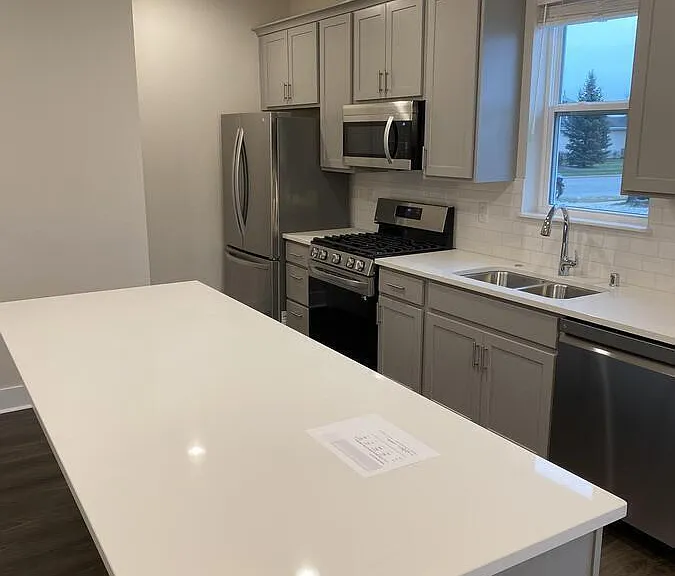 W218N16046 Tiger Lily Dr — Photo 2