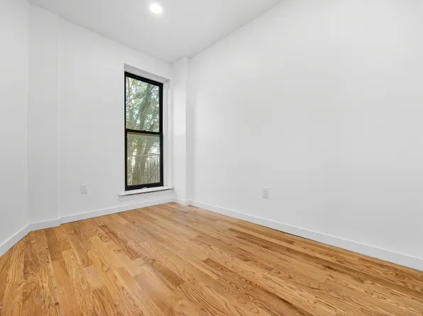 827 Putnam Avenue image 8 of 12