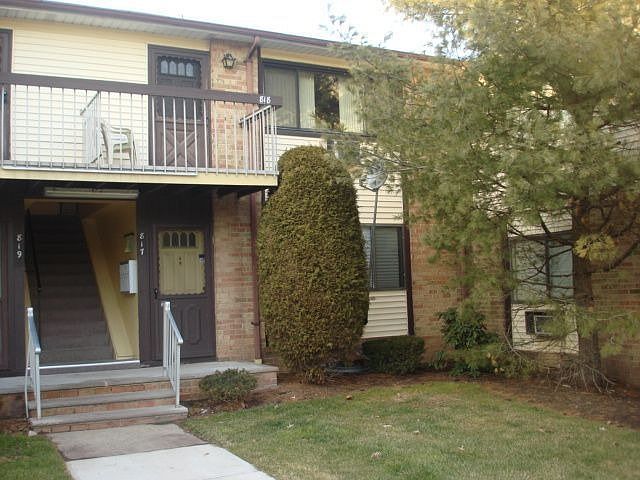 1st image of 818 Cricket Ln