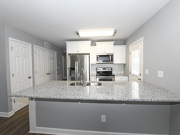 Kitchen with all appliances/Granite Counter Tops/Pantry and Washer/Dryer Closet
