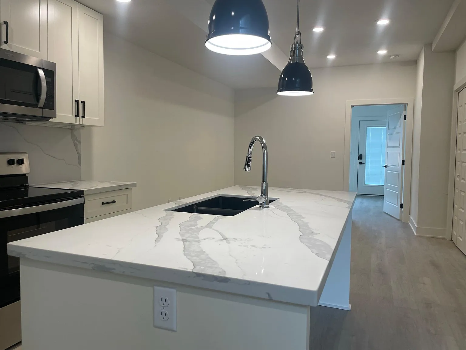 2 bed, 1196 sqft, $1,609 — Photo 4