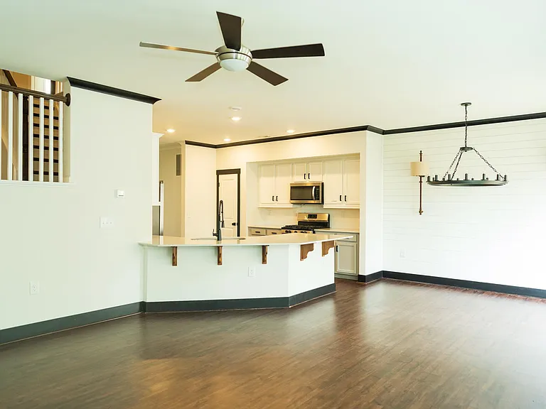 1013 Epiphany Rd — Photo 2