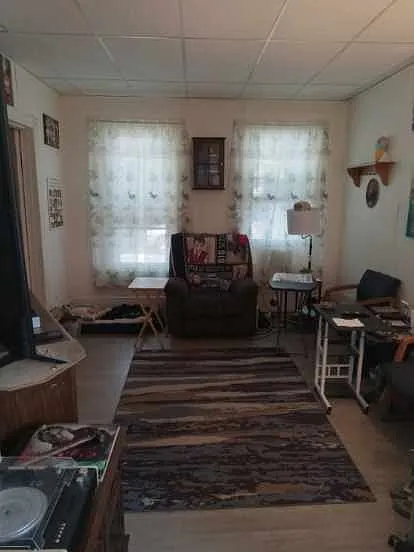 3 bed, 1.5 bath, 2772 sqft, $1,300 — Photo 2