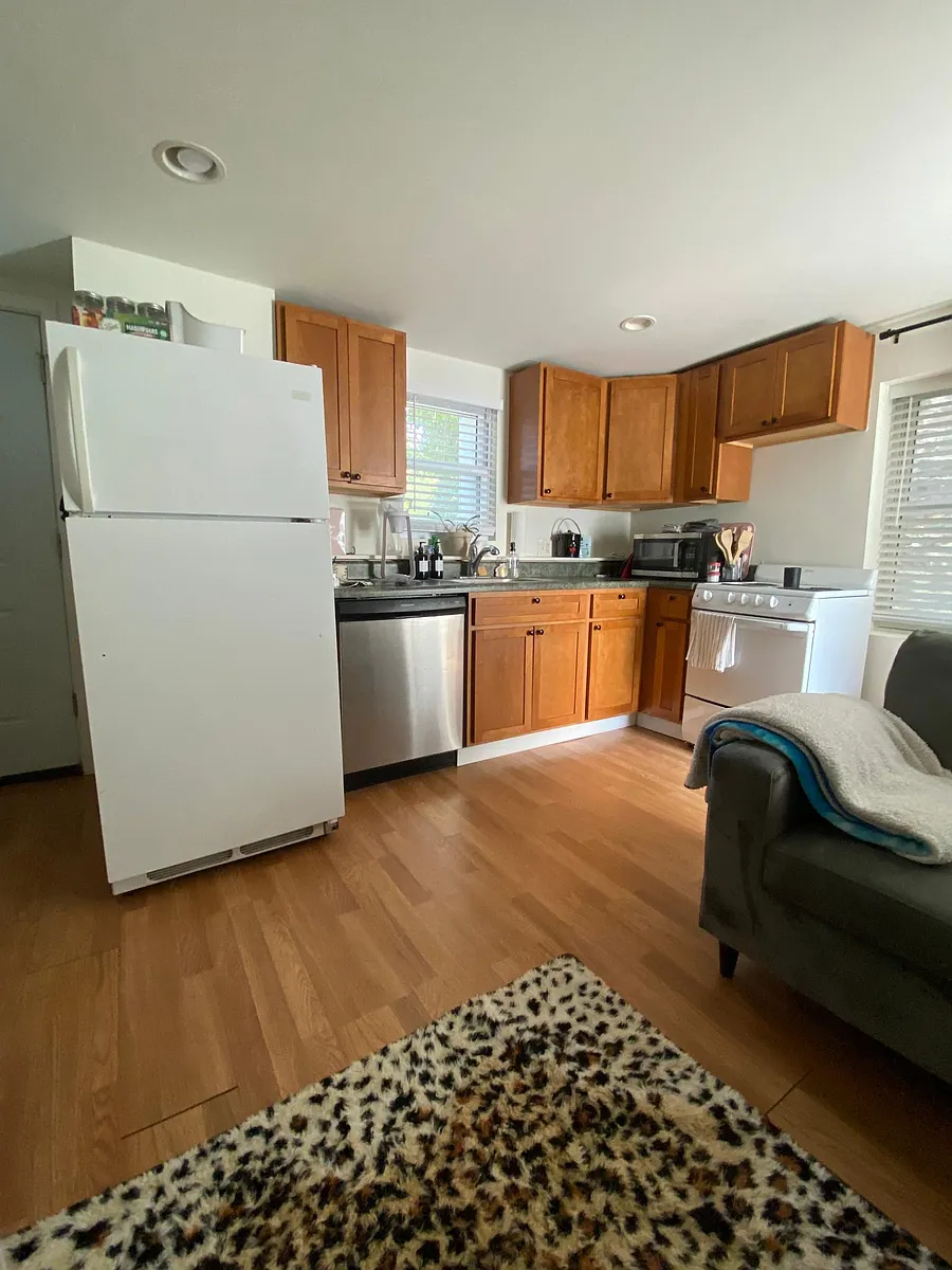 Building Photo - 3909 Roland Ave #B