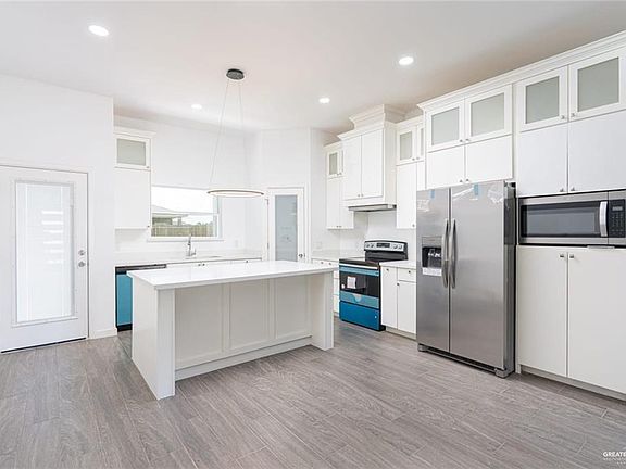 4th image of 529 Country Club Dr