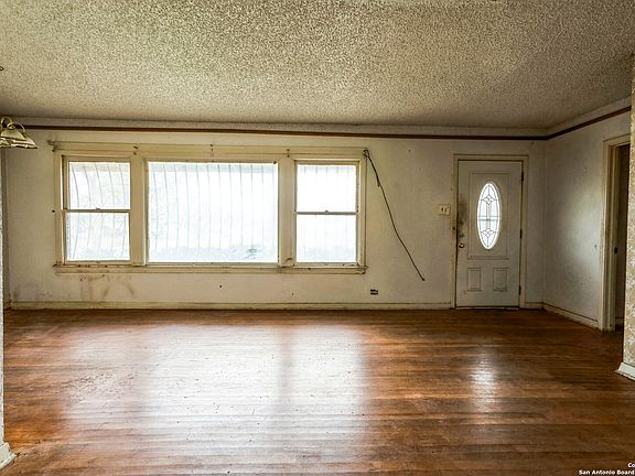 3rd image of 180 SWEETBRIAR AVE