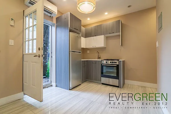 Rented by Evergreen Apartments BK | media 1