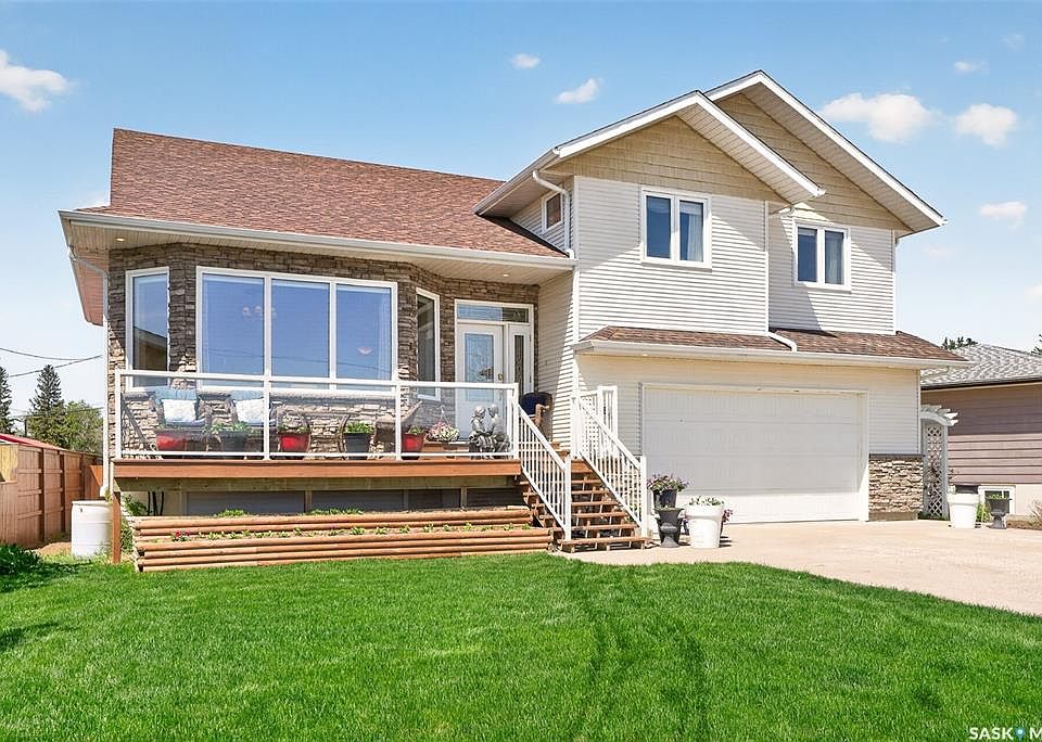 1st image of 646 Keith CRESCENT