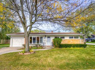 1046 Midway Rd, Northbrook, IL 60062