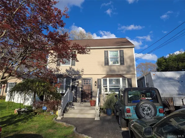 522 Rowlinson Drive, Shirley, NY 11967