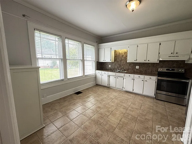 629 N Cedar St — Photo 4