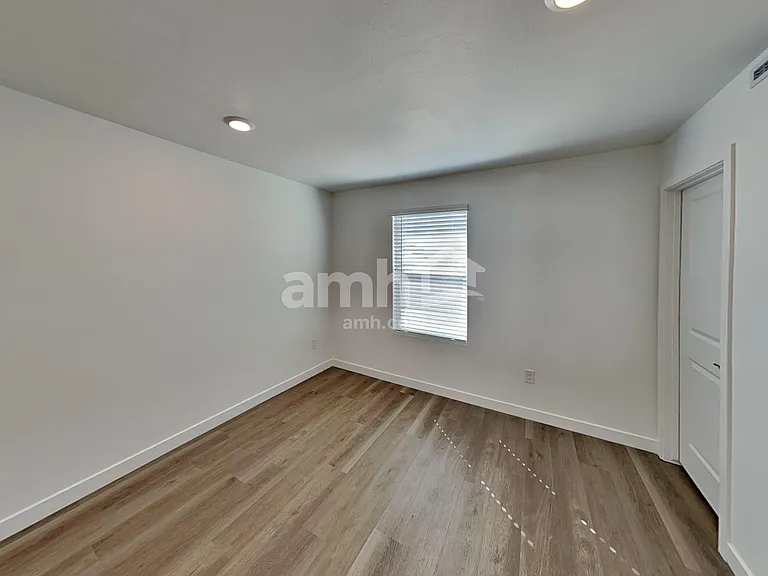 8225 S 21st Dr — Photo 17