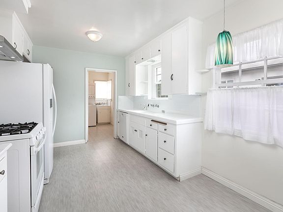 3rd image of 215 W Fairview Blvd