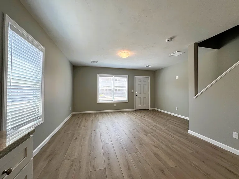 580 Elm St #5 — Photo 5