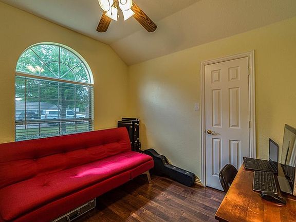 3rd image of 720 Dogwood Dr