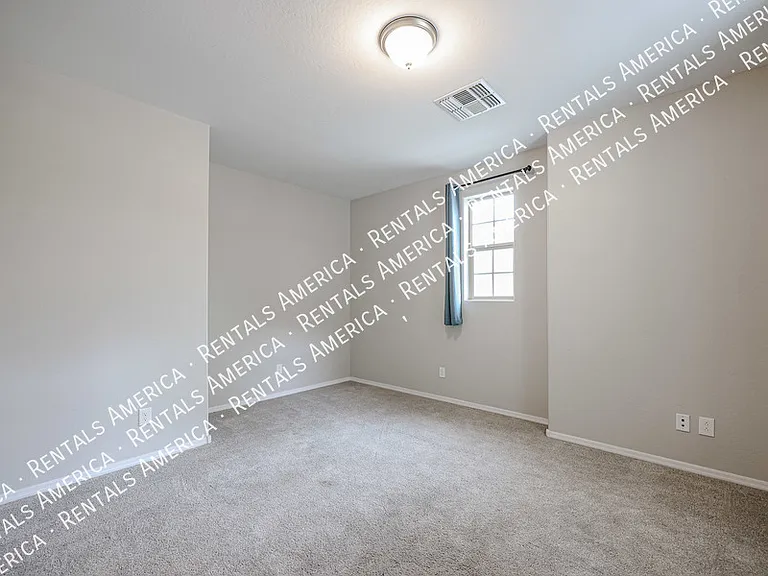1701 E Dogwood Ln — Photo 2