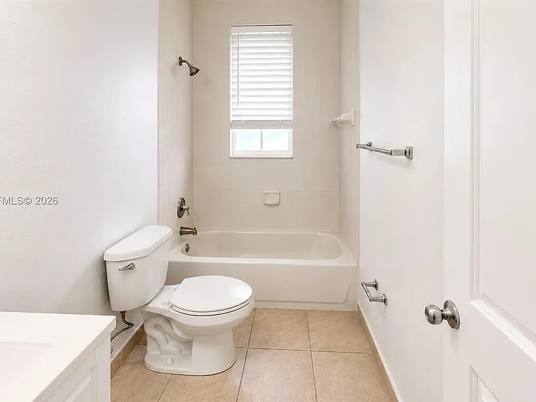 1652 SE 28th St #200 — Photo 4