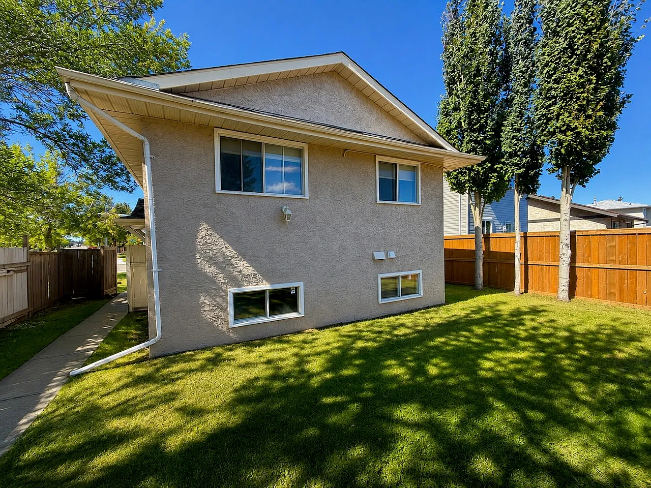 4 Bed 2 Bath Double Garage NE Fraser Edmonton — Photo 4