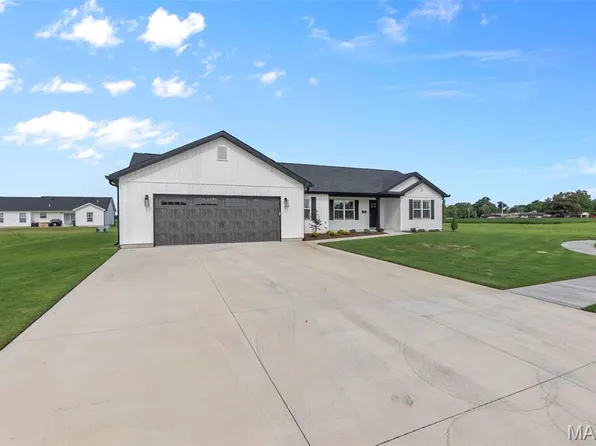 303 Seabiscuit Dr, Sikeston, MO 63801