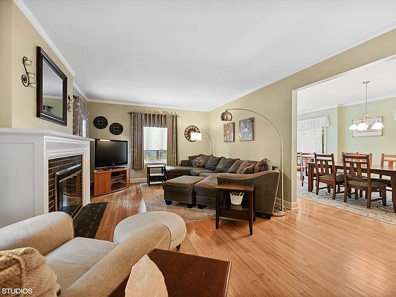3rd image of 2710 Roslyn Ln