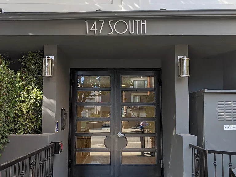147 S Doheny Dr #102 — Photo 36