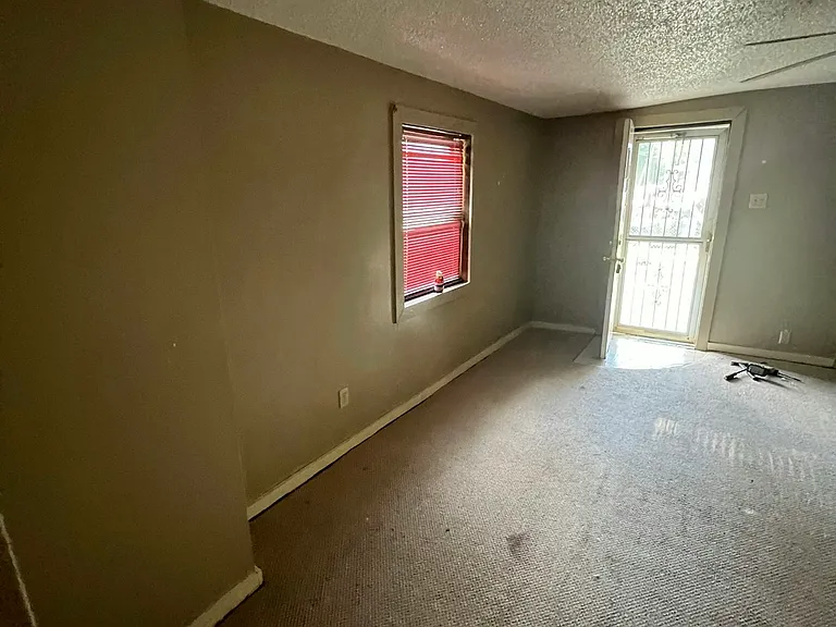 403 E Division St — Photo 4