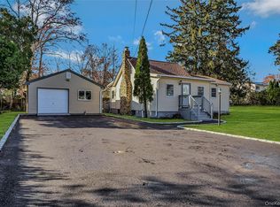 8 Pansy Rd, Rocky Point, NY 11778