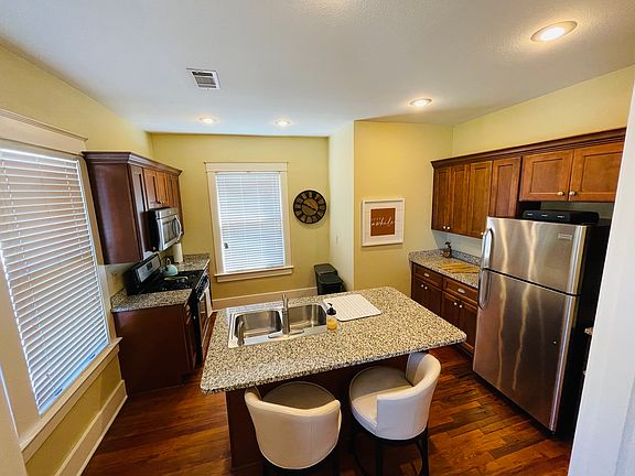 5th image of 621 W Daisy L Gatson Bates Dr #B