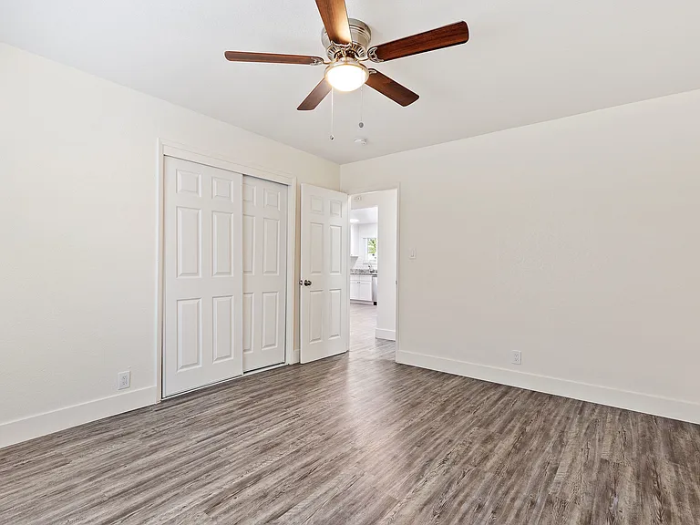 Glenbrook Apartments — Photo 11