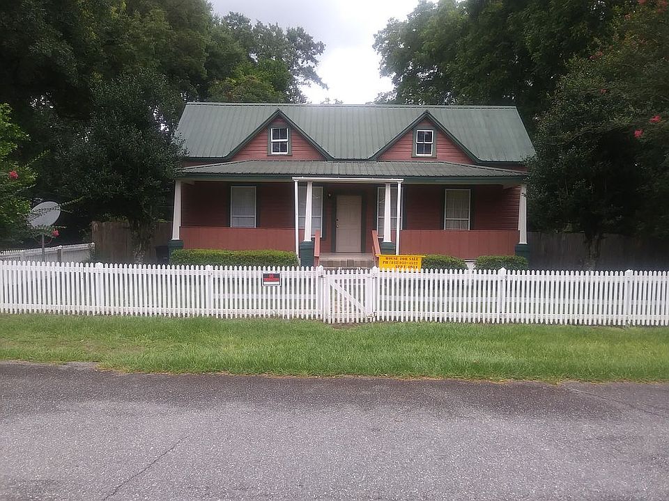 1st image of 209 E 10th St