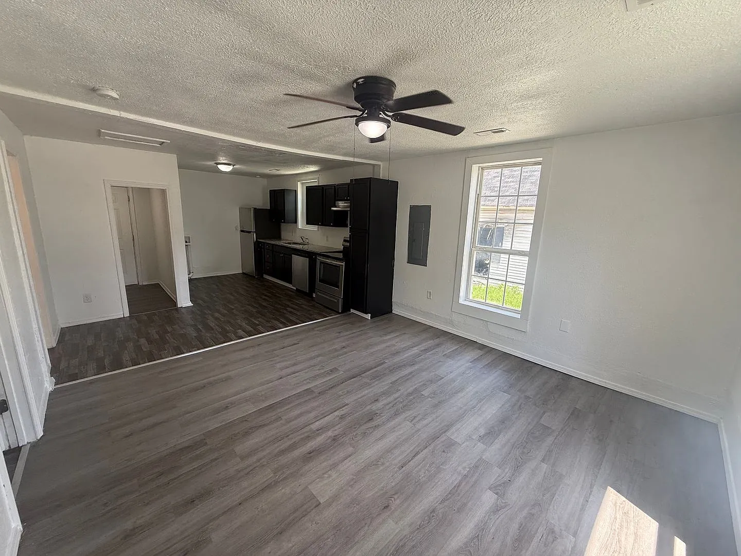 Recently Remodeled 2 bedroom 1 bathroom home — Photo 3