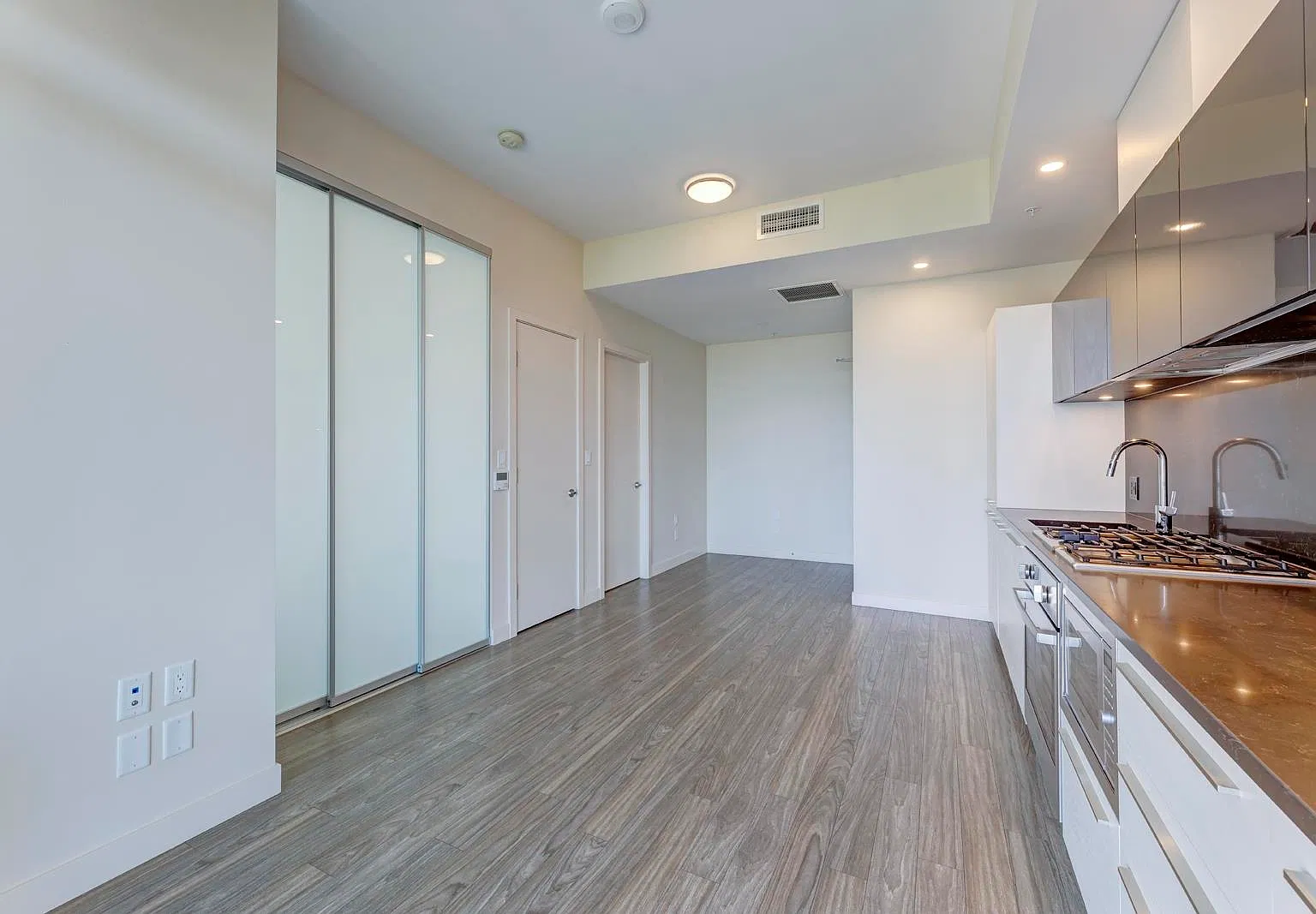 1 bed, 500 sqft, $2,200 — Photo 3