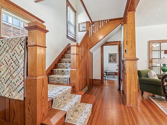 5th image of 327 1st Ave W