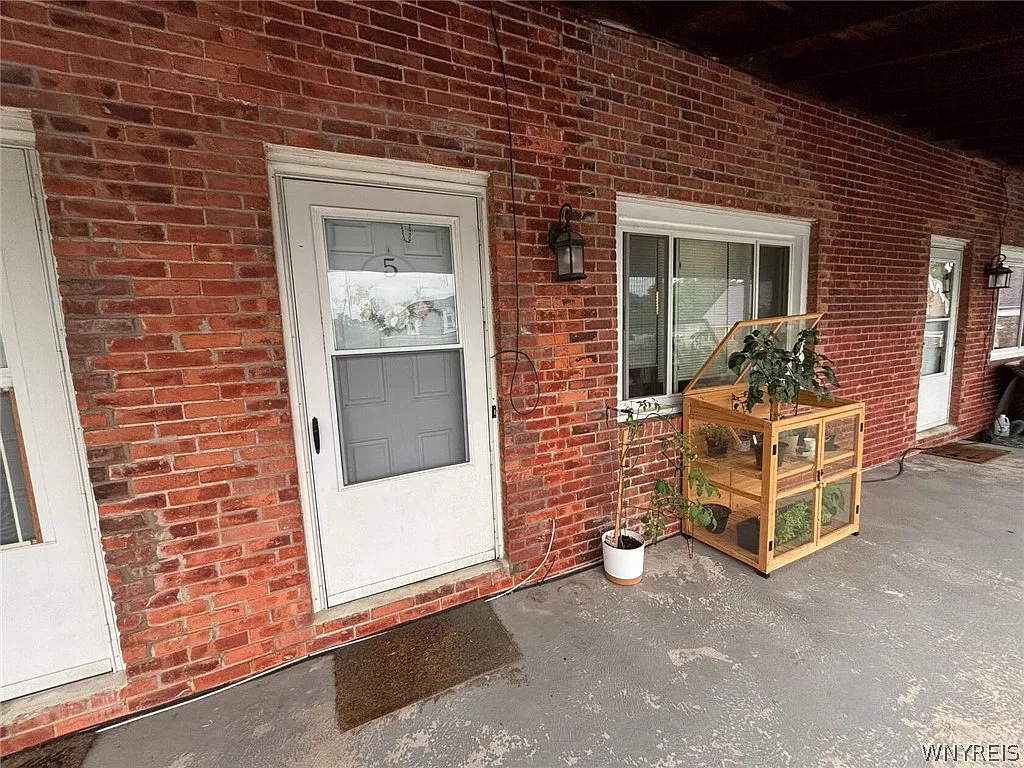 1 bed, 1.0 bath, 8949 sqft, $2,400 — Photo 1