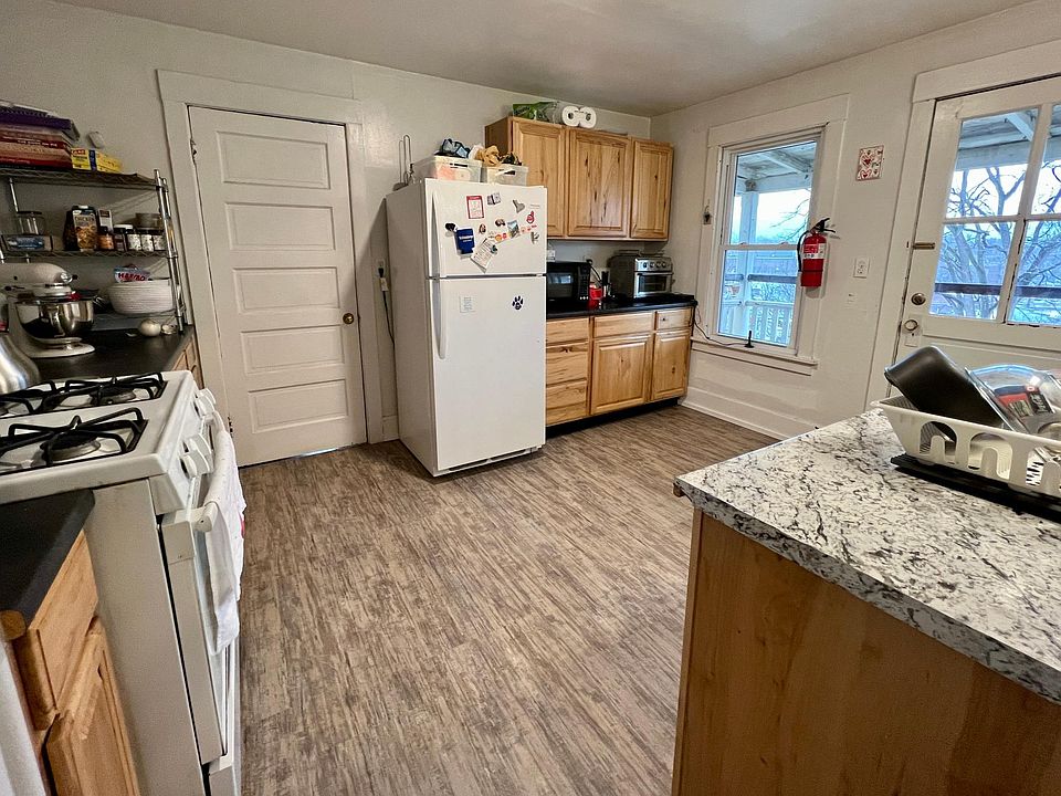 Kitchen (with back balcony access)