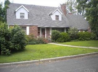 21 Sunset Ave, Hicksville, NY 11801